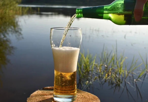 Glas Med Hälla Från Flaska — Stockfoto