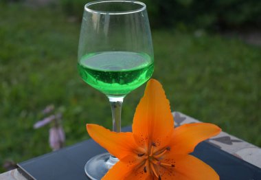 Bir bardak portakal çiçeği ile yeşil soda