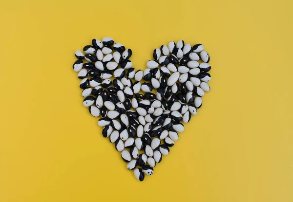 Серце Вистелене Квасолею Яскравому Жовтому Тлі — стокове фото