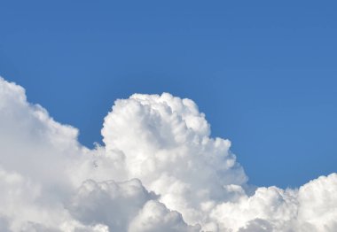 Mavi bir gökyüzü bembeyaz bulutlar ile