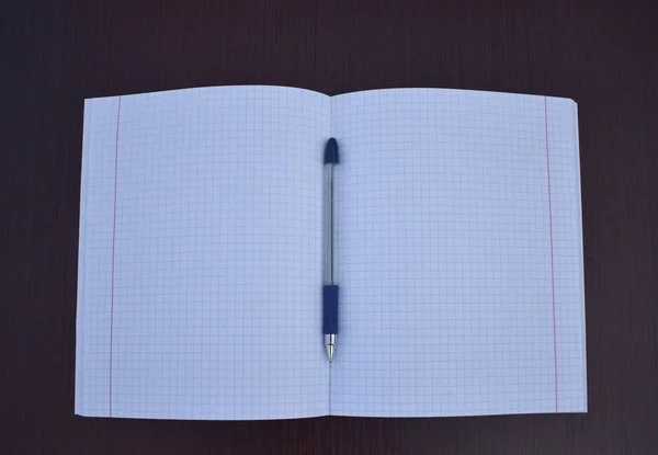 Cuaderno Abierto Una Caja Con Bolígrafo Sobre Fondo Oscuro —  Fotos de Stock