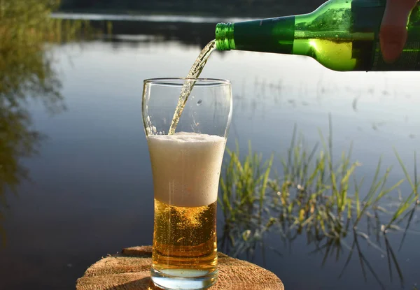 ボトルから注ぐビールとガラス ガラス — ストック写真