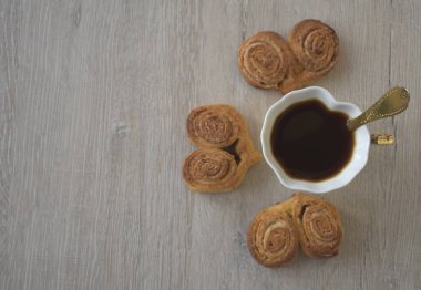 Doku arka plan. Kalp şeklinde kurabiyeler. Kahve fincanı.