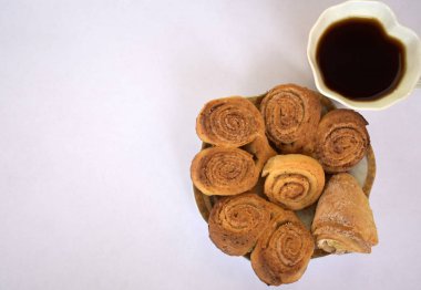 Hafif bir arka plan üzerinde taze hamur işleri.