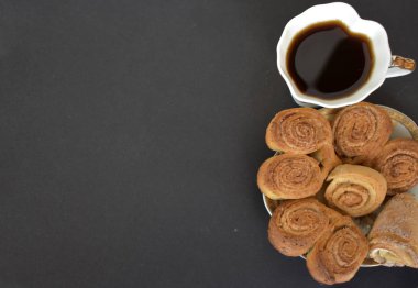 Yiyecek ve içecek ile arka plan. Bir fincan kahve ile taze hamur işleri.