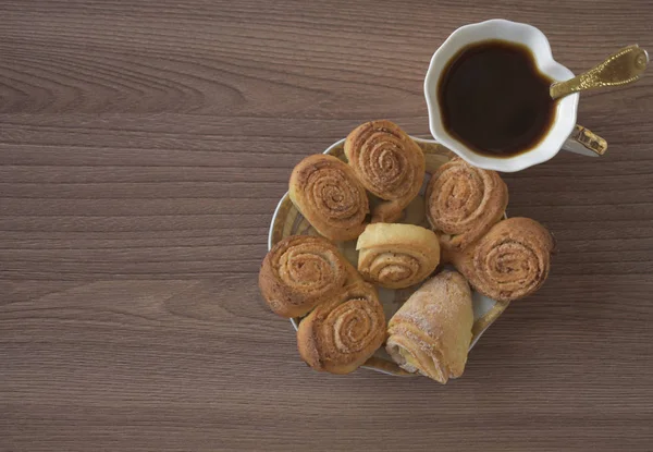 Kahve koyu arka plan üzerinde taze, ev yapımı hamur işleri.