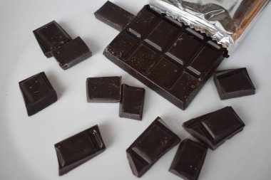 Beyaz arkaplanda çikolata.