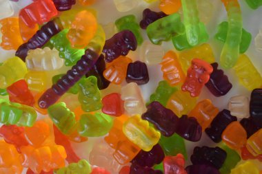 Hafif bir arka plan üzerinde renkli şeker.