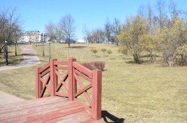 Parktaki tahta köprü..