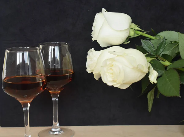 Glas av alkohol och rosor. — Stockfoto
