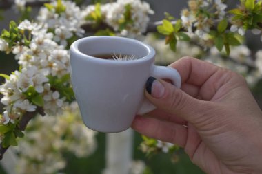 Elinde içki ile Fincan.