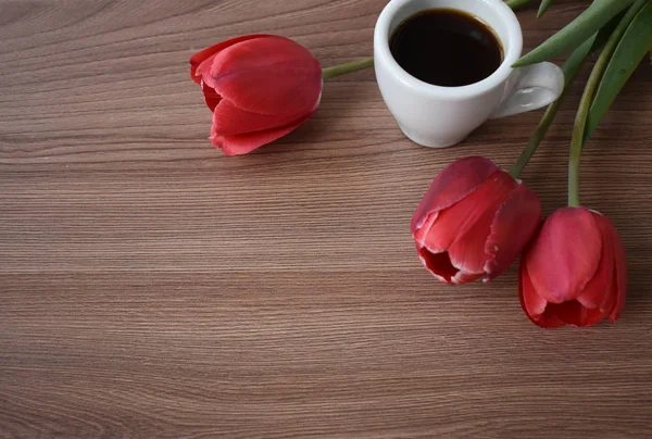 Bukiet tulipanów i kawy. — Zdjęcie stockowe