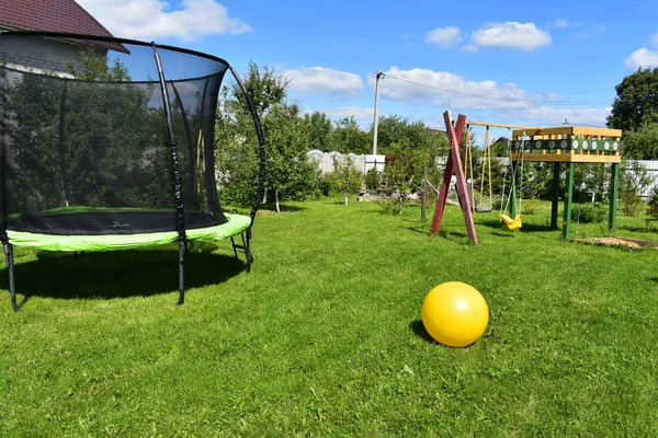 Trampoline with yellow fitbull. — Stock Photo, Image