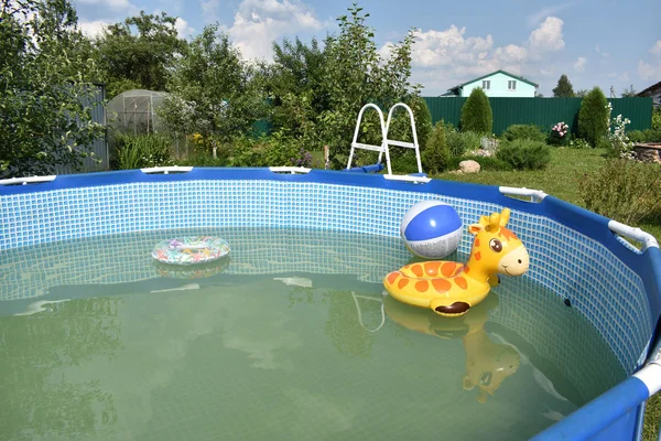 Piscina con giocattoli per bambini . — Foto Stock