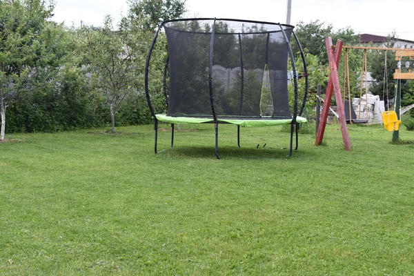 Trampolino sul prato . — Foto Stock