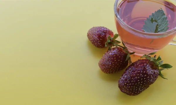 Strawberries with a drink. — Stock Photo, Image