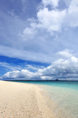 Okinawa 'da güzel bir plajın resmi.