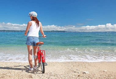 Sahilde dikilen kadın.