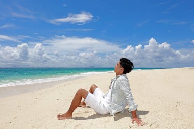 Kumsalda dinlenen adam..