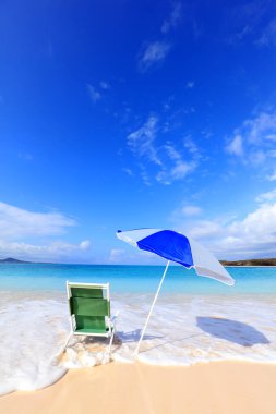 Okinawa 'da güzel bir plajın resmi.