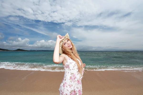Молодая Женщина Пляже Наслаждается Солнечным Светом — стоковое фото