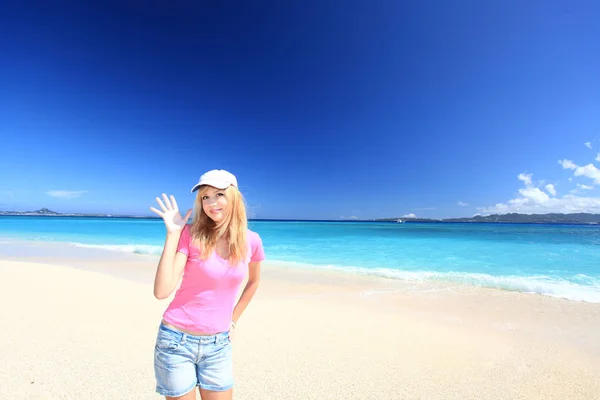 Woman Who Relaxes Beach — Stock Photo, Image