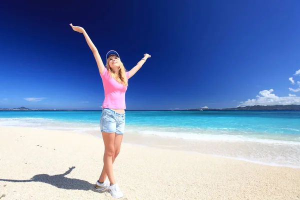 Jeune Femme Sur Plage Profiter Lumière Soleil — Photo