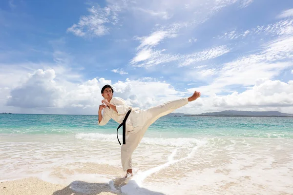 Young Man Practicing Karate Beach — Stock Photo, Image