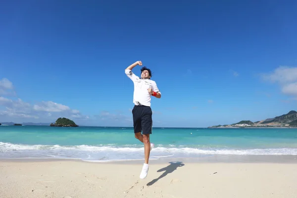 Lycklig Man Hoppa Stranden — Stockfoto