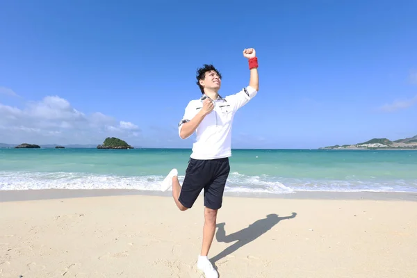 Sorridente Uomo Asiatico Sulla Spiaggia — Foto Stock