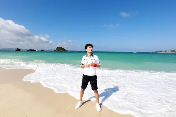 Uomo Piedi Sulla Spiaggia — Foto Stock