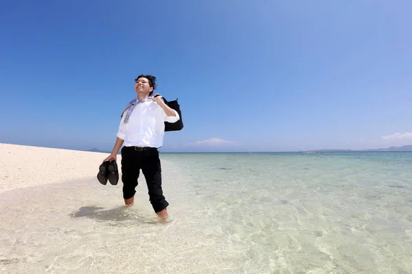 Uomo Piedi Sulla Spiaggia — Foto Stock