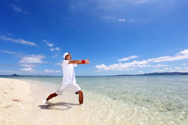 Asiatisk Ung Man Gör Stretching Stranden — Stockfoto