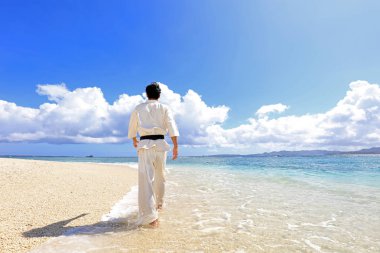 Kumsalda dinlenen adam..