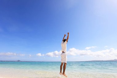 Mutlu bir adam sahilde atlamak