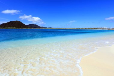Okinawa.Japan, mavi gökyüzü ve kobalt mavi deniz