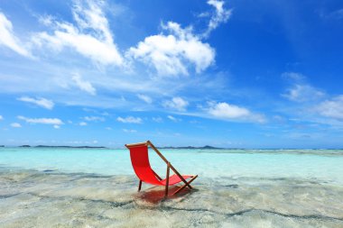 Okinawa 'da güzel bir plajın resmi.