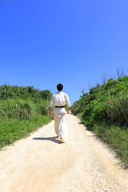 adam güneşin tadını çıkarın.