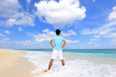 Sahilde dikilen adam