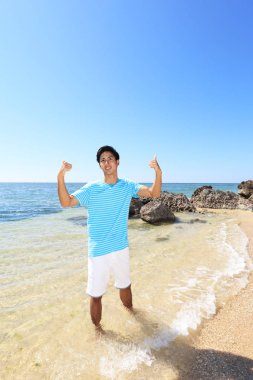 adam güneşin tadını çıkarın.