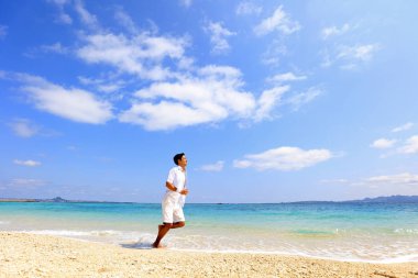 Kumsalda koşan adam