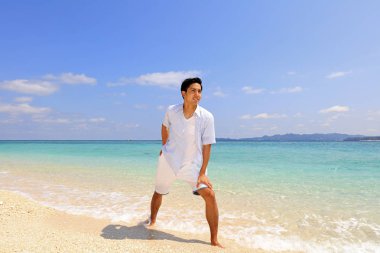 Kumsalda dinlenen adam..