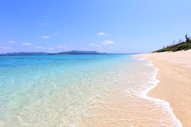 Yaz gökyüzü ve Okinawa 'nın güzel plajı