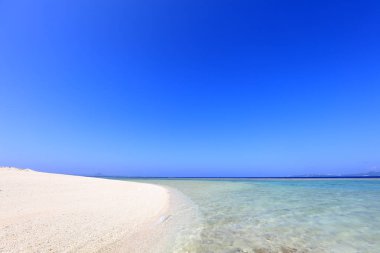 Okinawa 'da güzel bir plajın resmi.