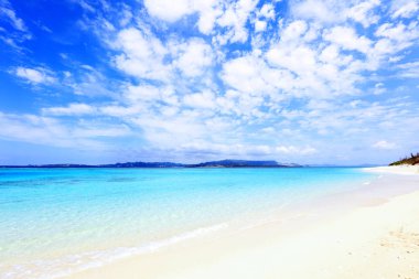 Yaz gökyüzü ve Okinawa 'nın güzel plajı