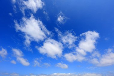 Mavi Gökyüzü ve Bulutlar