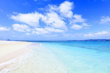 Yaz gökyüzü ve Okinawa 'nın güzel plajı