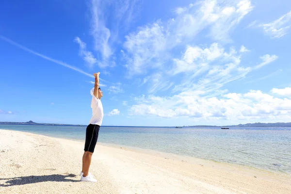 Asiatisk Ung Man Gör Stretching Stranden — Stockfoto