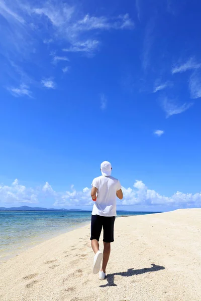 Мужчина Бежит Пляжу — стоковое фото