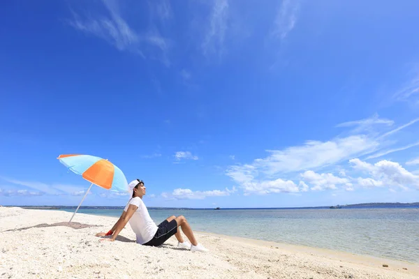 Hombre Que Relaja Junto Mar —  Fotos de Stock